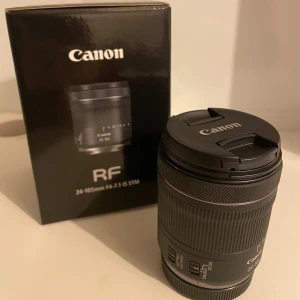 Canon RF 24-105mm f/4-7.1 IS STM - Köpt 6månader sedan, använt fåtal gånger. Inga defekter. Garantibevis finns. Canon RF 24-105mm f/4-7.1 IS STM objektiv, komplett med originalkartong och lock. Perfekt allroundzoom bildstabilisering. 
