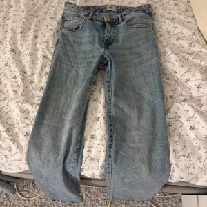 Lager 157 bootcut jeans  - Ljusblå bootcutjeans från lager157  med fickdesign bak, i bra skick men någon enstaka fläck på insidan benet (bild3) som knappt syns💗💗💗