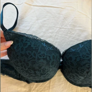 Spets-bh från Hunkemöller - Snygg mörkgrön super push up bh från Hunkemöller i storlek 80C, med blommigt spetsmönster över hela kupan och sidorna. Bh:n har justerbara axelband och en mjuk. 