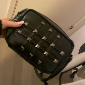 Väska⚡️ - Supersnygg väska från zara som inte kommer till användning längre!🥰Det är en axelremsväska med  omställningsbart band. Mått (cm): bredd 19 djup 5 höjd 14💕