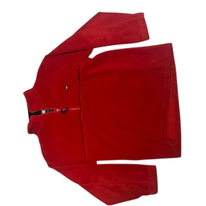 Röd fleece-tröja Tommy Hilfiger - Röd fleece-tröja från Tommy Hilfiger. Bra skick