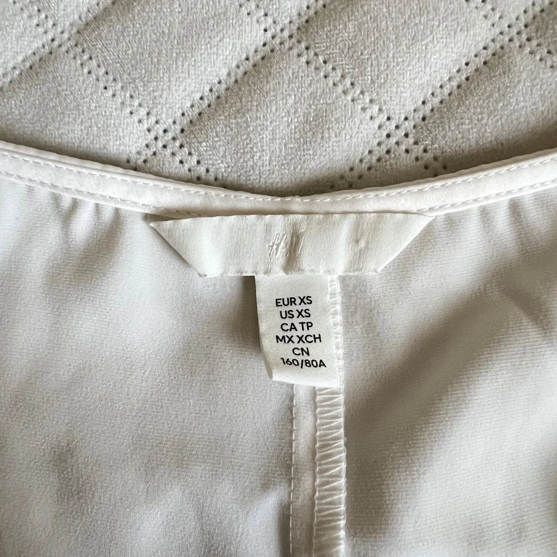 Vit/cremevit v-ringad volangblus HM - 3