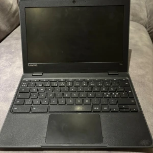 Lenovo 100e Chromebook - Lenovo 100e Chromebook med kompakt design, perfekt för studier eller surf. Tangentbord och skärm i gott skick, mindre repor syns på locket. Lätt och tålig modell med Chrome OS för snabb uppstart och enkel användning.