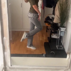 Grå lågmidjade jeans - Grå lågmidjade jeans från gina som är bootcut! 
