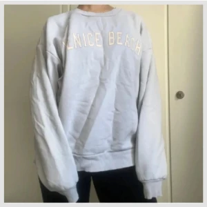 sweatshirt  - Oversized ljusblå sweatshirt från Gina Tricot.  Mjuk och perfekt för chill dagar samt enkel att styla. Perfekt för hösten och vintern! Har en mindre skavand vid halsen som det syns på bilden.