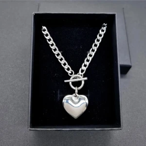 Handgjort halsband  - Material-rostfritt stål. 