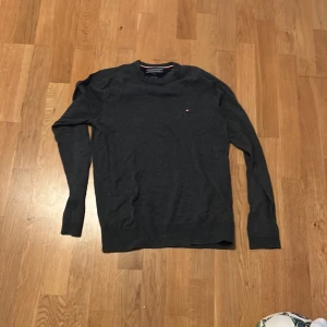 Tommy hilfiguer tröja - Fin Tommy hilfiguer tröja i storlek S nypris  700