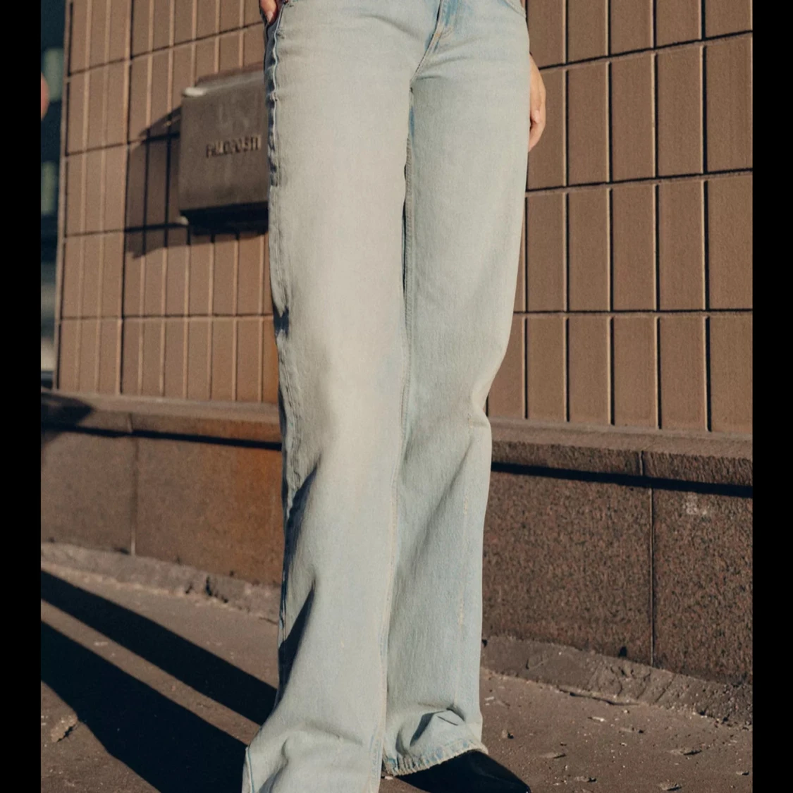 Ljusblå low wide jeans ifrån Zara