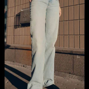 Ljusblå low wide jeans ifrån Zara - Säljer ett par ljusblå jeans med breda ben och klassisk femficksdesign. Byxorna har hög midja och raka, loose-fit ben för en chill och trendig look. Perfekta till sneakers eller boots. Materialet är klassisk denim.