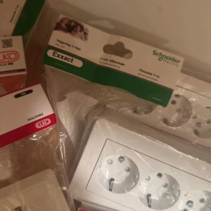 Vägguttag 1-vägs och 3-vägs ELKO & Schneider Electric - Flera nya vägguttag från ELKO och Schneider Electric, både 1-vägs och 3-vägs. Oöppnade förpackningar, 16A/250V. Perfekt för renovering eller nyinstallation. Inga synliga defekter, allt i nyskick.allt för ett pris 