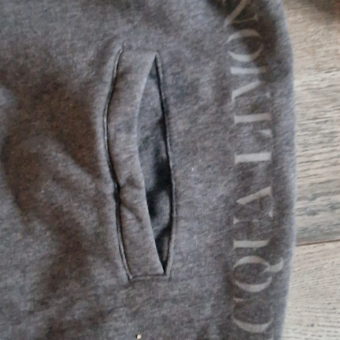 Grå hoodie från Acqua Limone - 2