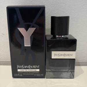 Yves Saint Laurent Y EdP 60ml - Yves Saint Laurent Y Eau de Parfum, 60 ml. Snygg och modern flaska med påfyllningsbar funktion. Lite av parfymen har använts 