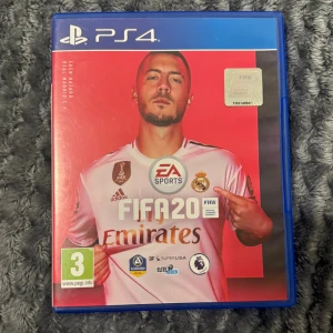 FIFA 20 PS4 - FIFA 20 till PlayStation 4 i mycket fint skick. Komplett med originalfodral och skiva, inga synliga repor eller skador. Upplev Volta Football, Ultimate Team och över 25 ligor. Perfekt för fotbollsälskare och multiplayer-spel.