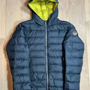 Colmar Dunjacka - Colmar Dunjacka Svartblå/Gul | Skick 8,5/10 | Storlek M/46 | Nypris ‼️5000kr‼️| Pris inte hugget i sten! | Jackan har inga hål | Skriv om frågor uppstår! | //MvH By, Olssén, Closet