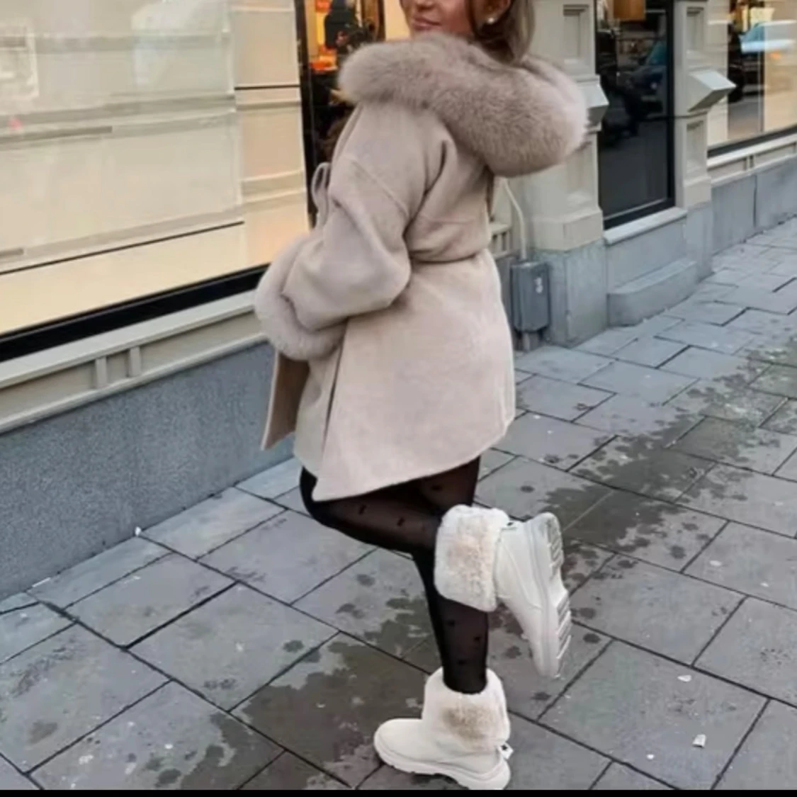 Beige pälsjacka med bälte och huva - 1