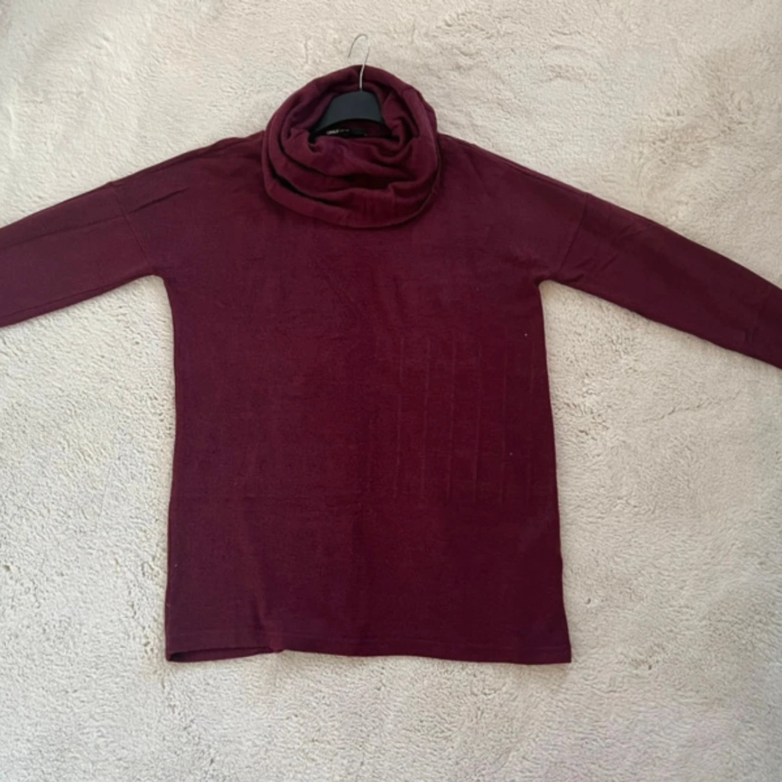Vinröd polotröja från Only - 2