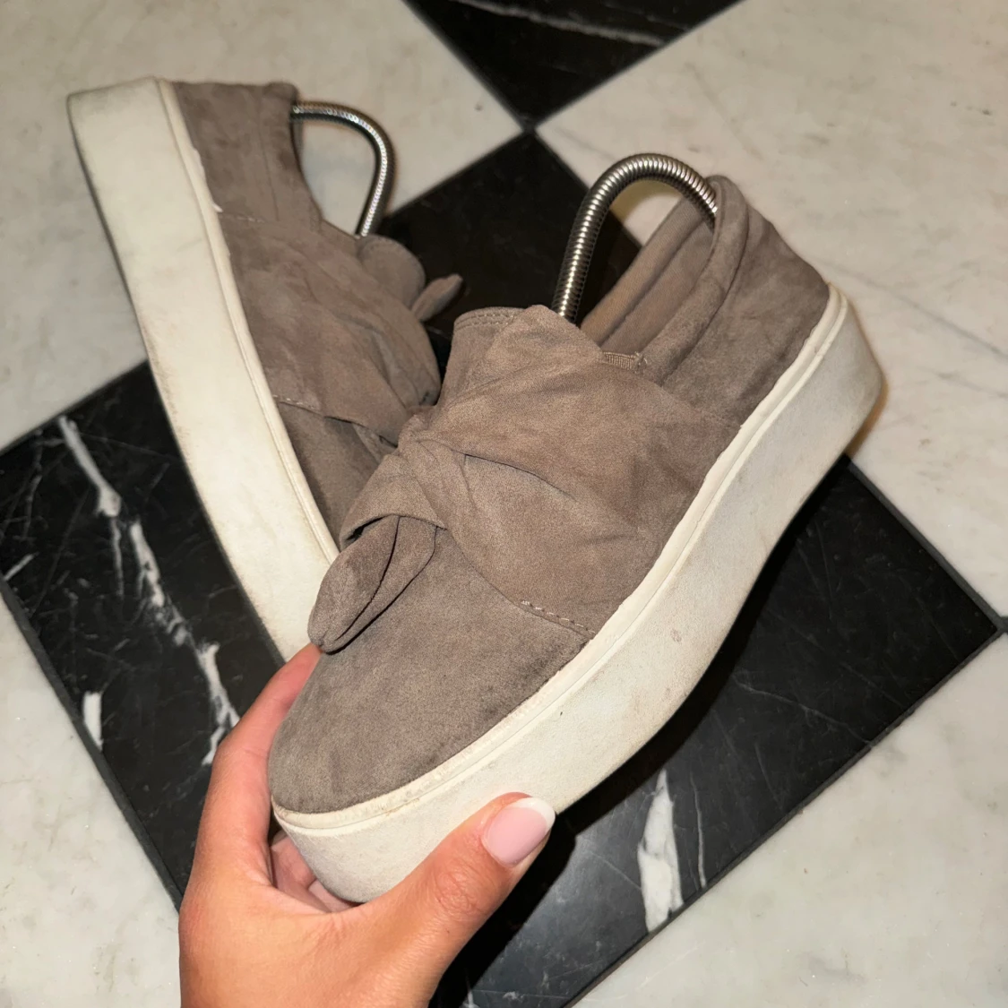 Beige mocka sneakers med rosett