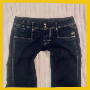Lågmidjade G-star jeans - Ett par äkta G-star raw jeans!🤩De är verkligen super låga i midjan och framhäver formerna så snyggt! De är mörkblå/marinblå och är i vintage/2000s stil. De är i jättebra skick, dock är tvättlapparna inuti utsuddade. Midjemått rakt över: 40cm    Innerbenslängd: 84cm