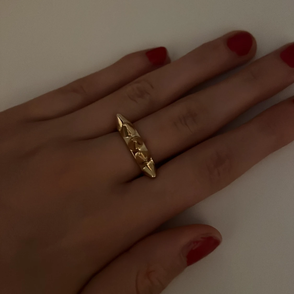 Guldig ring med taggiga detaljer - 1