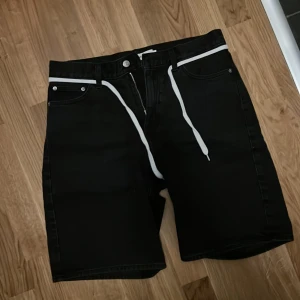 jorts med street stil - Svarta jeans shorts från junkyard. Aldrig använda mer än provade. 
