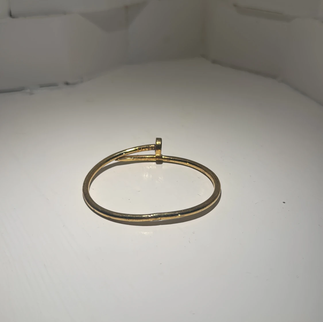 Guldfärgat armband med spikdesign - 1