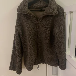 Brun teddyjacka från Gina Tricot - Mysig brun teddyjacka från Gina Tricot i storlek S. Använt fåtal gånger men supermysig och skön att ha på både på hösten, vinter och våren.