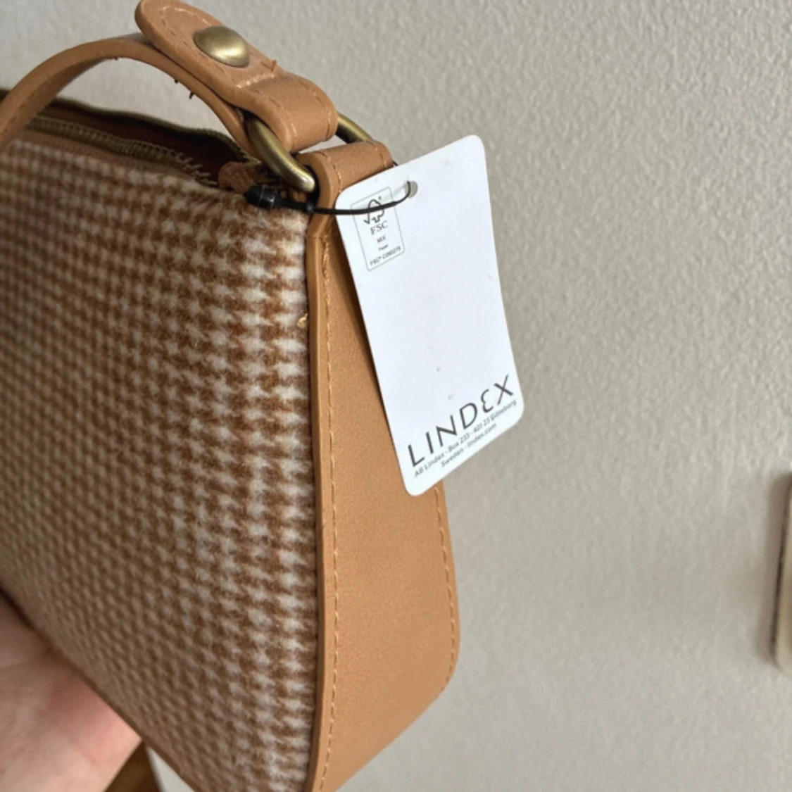 Beige rutig axelväska från Lindex - 3