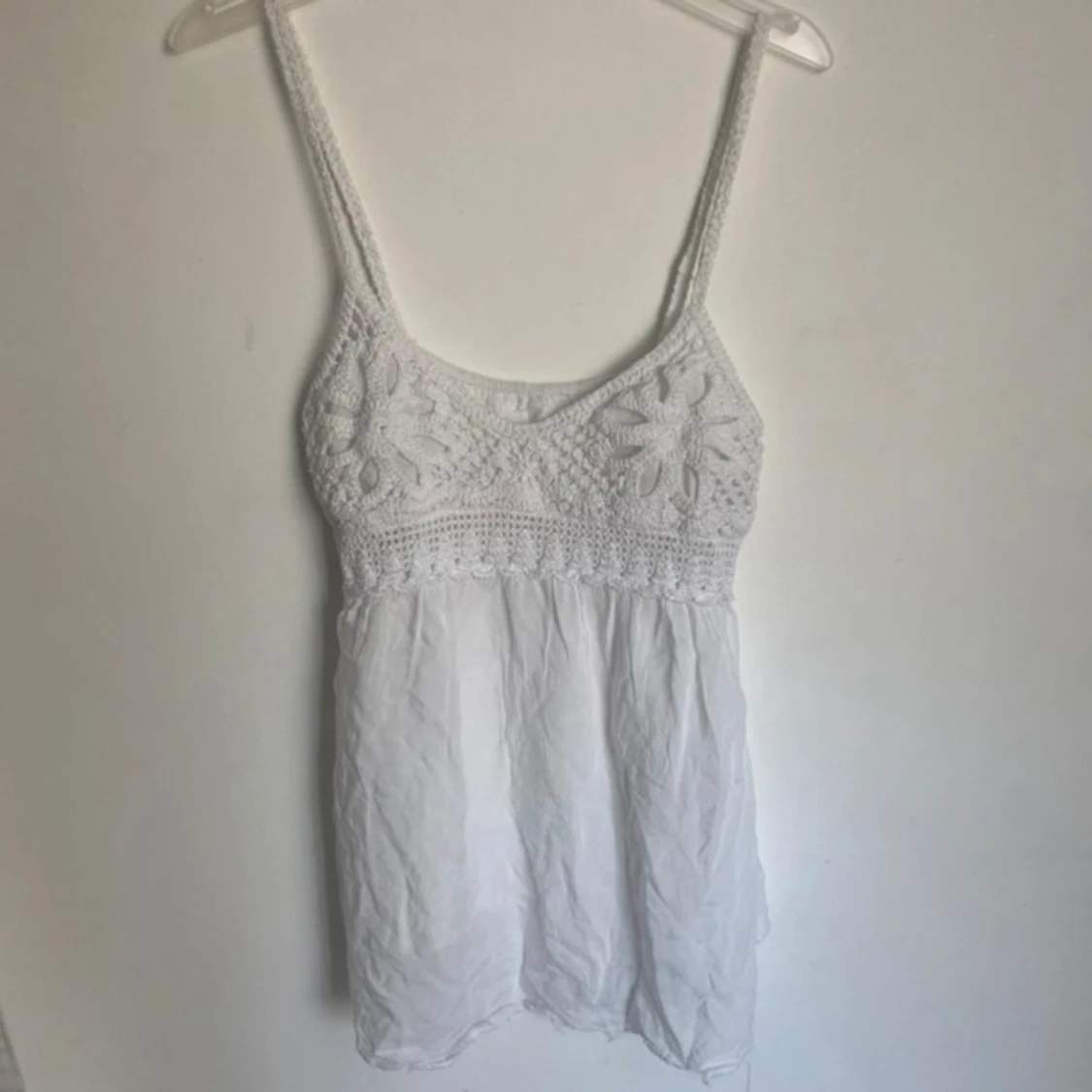 Vit virkad linnetopp med spetsdetaljer - 3