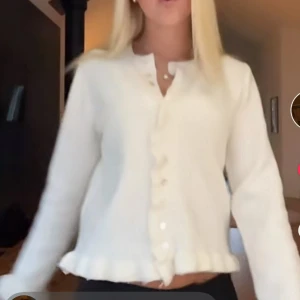 Söt volangkofta med knappar - Säljer den ljusa koftan, har ingen bra bild men är likadan som den bruna. Använd 2 gånger!!💞