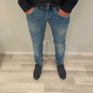 Dondup jeans George - Dondup jeans George! Trendigaste jeansen på marknaden. Sick 9,5/10 Ny pris= 4000 säljs för 799 ( modellen har original slitningar från fabrik vilket är väldigt efter traktat och populärt)