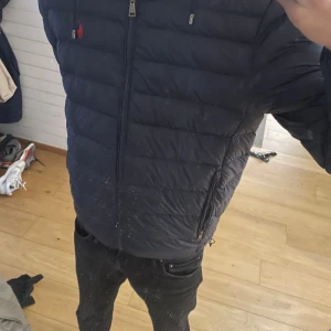 Mörkblå pufferjacka från Polo Ralph Lauren - Tjena, jag säljer en över fett Ralph lauren jacka som är perfekt nu när kylan kommer. Denna jackan e köpt i USA förra hösten men blev inte så mycket användning av den som jag hade hoppats på, kvaliteten är fortfarande topp klass. Bara att höra av sig om du undrar något🔥skicket är 10/10