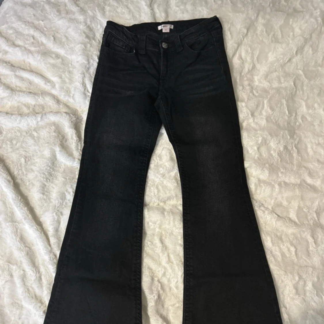 Svarta bootcut jeans med detaljer - 3