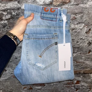 Nya Dondup George jeans - Nytt skick, inga defekter. Nypris ca 3500kr. Storlek W33, passar dig som är mellan 175-185cm ungefär. Inga konstigheter med jeansen. Tags medföljer. Skriv för mer information!🤝