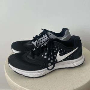 Nike Zoom <3 - Grå/svart/vita Nike träningsskor i storlek 36.5, fint skick <3