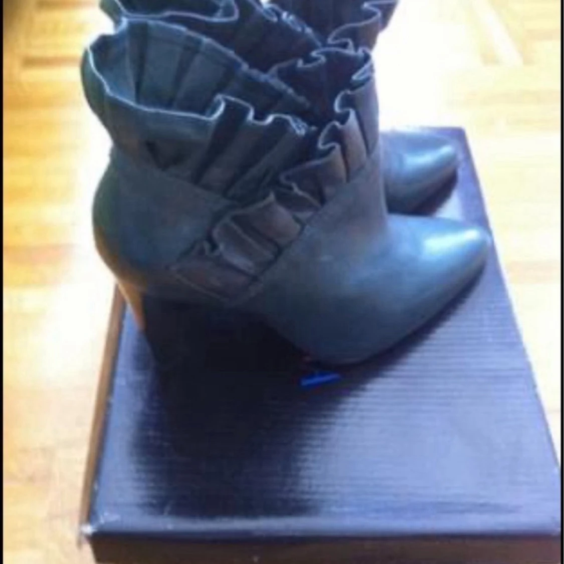 Svarta stövletter med volangdetalj skinn/läder - 1