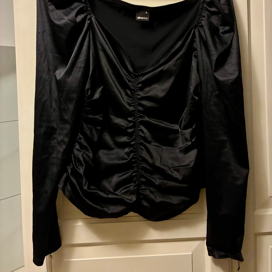 Svart omlottopp från Gina Tricot - 1