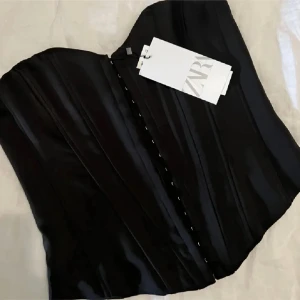 Zara korsett - Säljer denna fina trendiga Zara korsett i ny skick. 