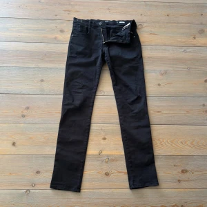 Svarta Replay Anbass jeans - Replay klassiker🇮🇹 - Svarta anbass jeans i strl 31/34. Sitter bra och ger en bra look - perfekt tillskott till garderoben✅Har haft hål som är igen sydda men påverkar inte snyggheten. 🧼 Har några fläckar (se bild) därav priset - endast 299kr!💸 Fri frakt just nu!📦