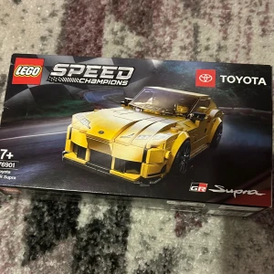 LEGO Speed Champions Toyota GR Supra - Byggsats av Toyota GR Supra från LEGO Speed Champions-serien. Oöppnad förpackning, passar för barn från 7 år och uppåt. Perfekt för bilentusiaster och LEGO-samlare. Inga synliga skador eller slitage på kartongen.