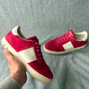 Valentino Flycrew skor  - Säljer ett par Valentino Flycrews som är i storlek 39,5! Hör gärna av dig om du har frågor! 