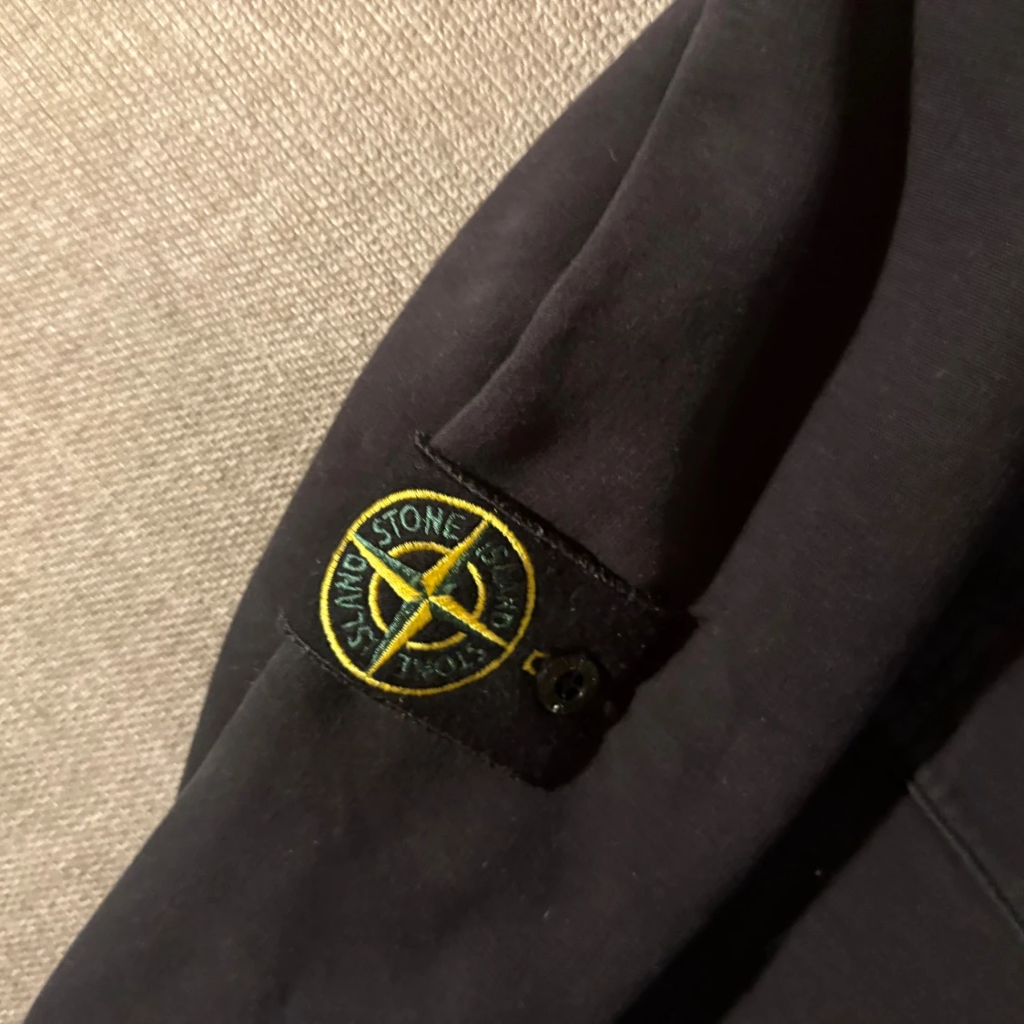 Svart hoodie från Stone Island - 1