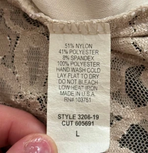 Beige spetsblus från Brittany Black - Säljer en beige blus från Brittany Black med blommigt spetsmönster. Det står L på toppen men den är liten i storleken:) Blusen har rund halsringning och trekvartsärm. Materialet är genombrutet och ger en snygg, feminin vibe. Perfekt för dig som gillar detaljer och vill sticka ut lite extra.