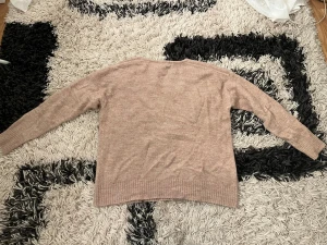 Rosa-Beige stickad v-ringad tröja från JDY - Mysig rosa-beige stickad tröja från JDY med v-ringad hals☺️. Lite knopprig annars inga fel💕