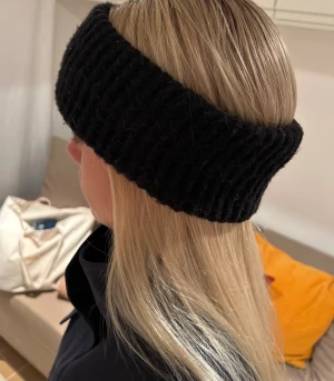 Svart stickat pannband - Snyggt svart pannband i ribbstickad design som håller öronen varma. Den är ifrån Hm 🫶🏼