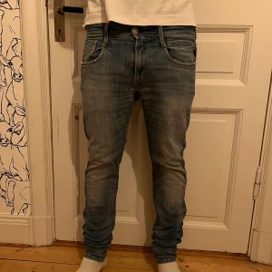 Replay jeans i ljusblå. - Snygga Replay jeans i ljusblå färg som har klassisk femficksdesign och diskreta slitningar. Modellen är rak i str 32/34. Perfekt för dig som gillar stilrena jeans. Dem har ett litet hål strax under gylfen. Skriv gärna om ni har frågor!