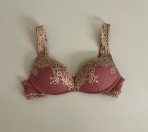 Intimissimi bh slutsåld  - Säljer denna intimissimi push up-bh som är slutsåld, köpt från Zalando. Nypris från Zalando är 639kr. Jätteskön och använd fåtal gånger🩷