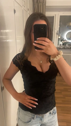 Spets topp - Svart urinerad spetstopp den är lite sönder vid ärmen 