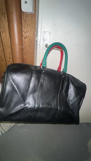 Väska röd grön  - Röd grön svart väska skriv mer för information 