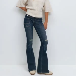 Bootcut jeans i mörkblå denim - Snygga bootcut jeans från Gina, säljer då de är för små, använda en gång 