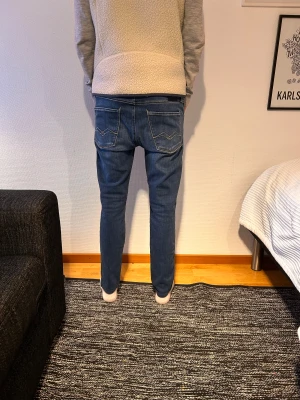 Replay Anbass jeans - Ett par snygga mörkblå replay jeans i modellen Anbass. De är i mycket bra skick och i storlek 30:32. Hör av er vid eventuella funderingar!✅💬
